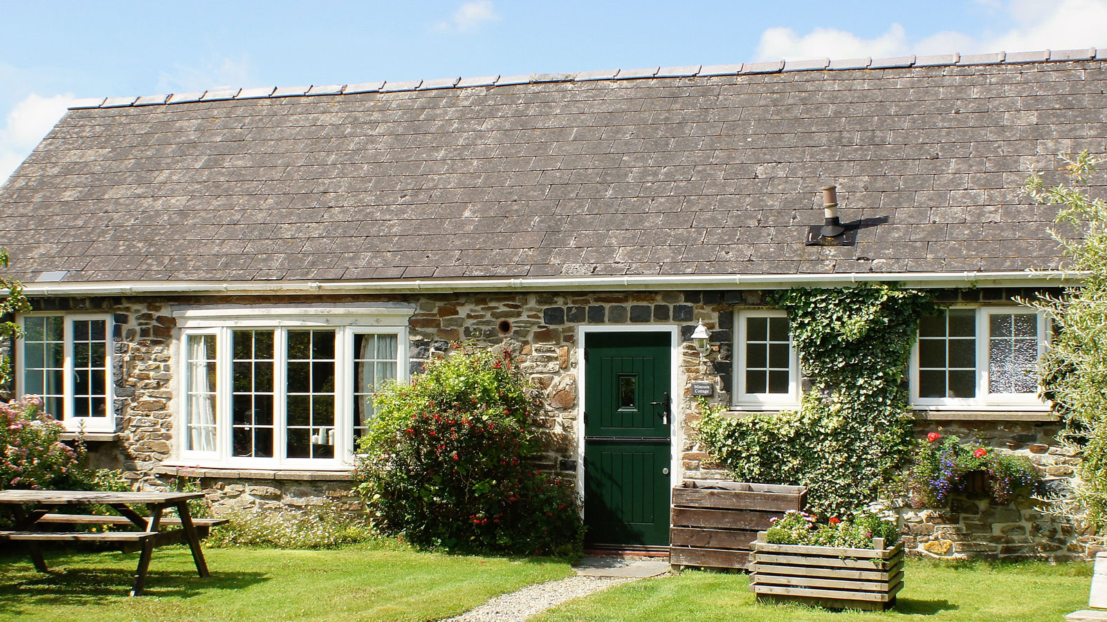 Mincorn Holiday Cottage, pretty stone built cottage in Pembrokeshire - close to Newgale Beach
