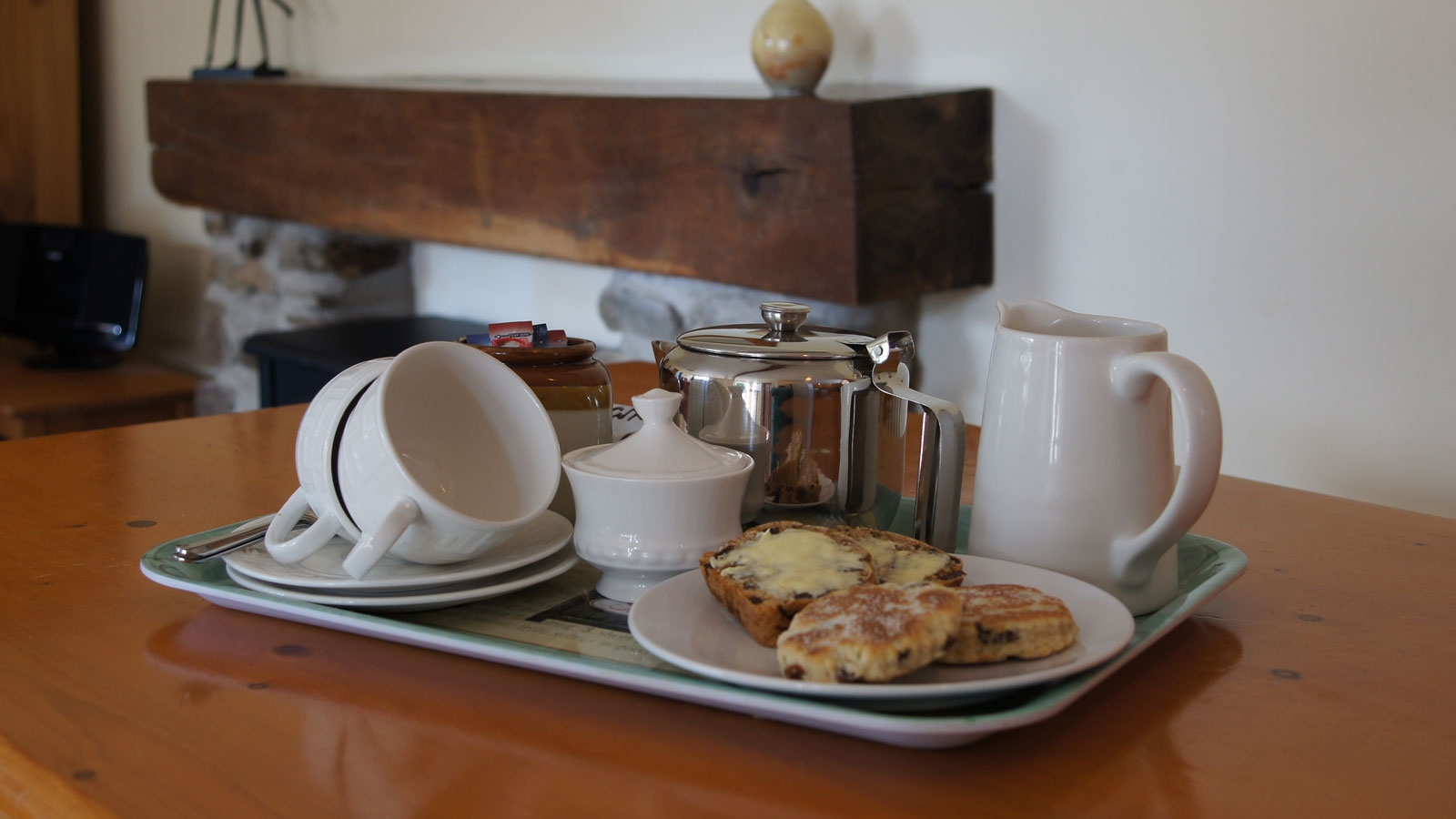 A warm welome at Mincorn Holiday Cottage - welcome plate of cakes